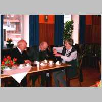 591-1040 Kreistagssitzung Syke am 24.-25.01.2004, Heinrich Kenzler, Gerhard und Ingeborg Kugland.JPG